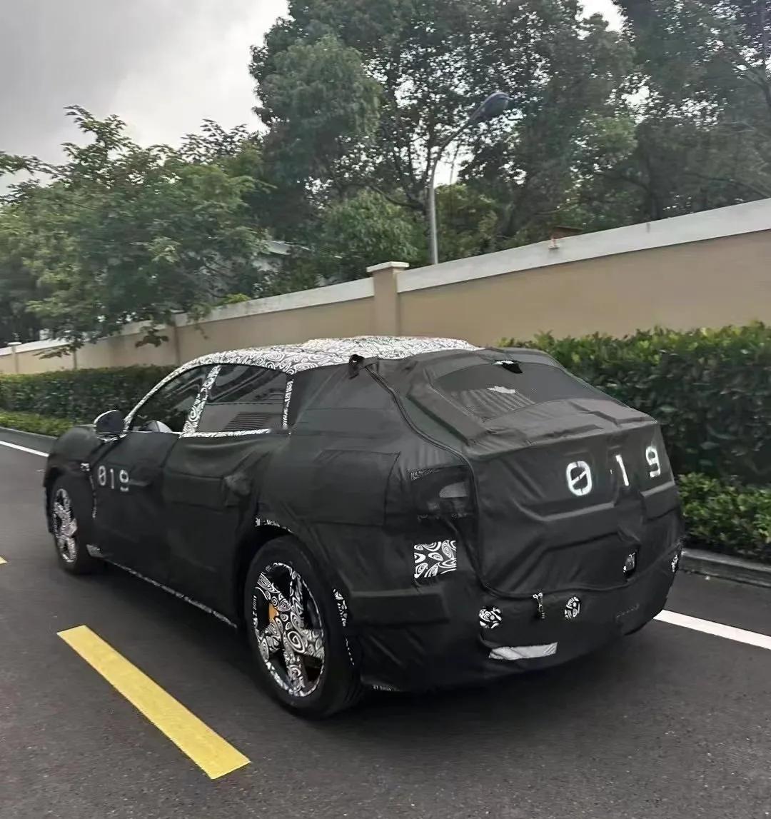 据听说，这是X米 未来要发布的 SUV 车型。

从伪装上看不出品牌，但造型还挺