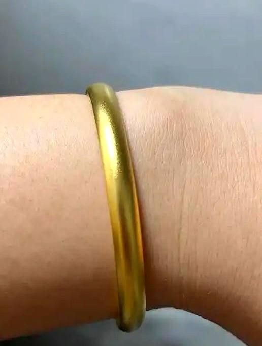 一句“黄金土”把金手镯推上热搜，说这话的人可能没看行情，金价已经冲破五百一克，柜