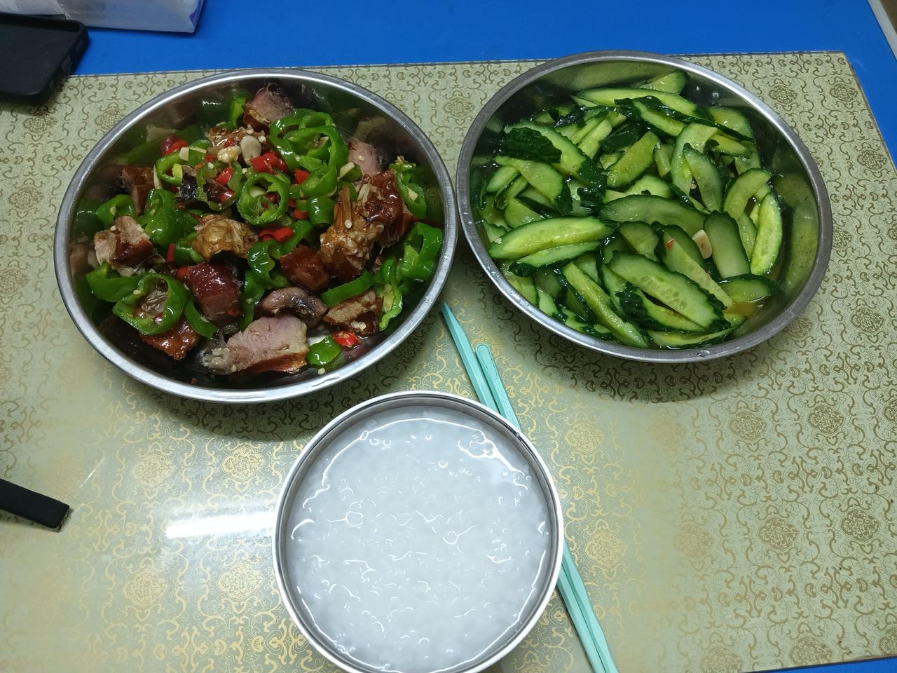 好多人看到我吃饭，都以为我是湖南，四川，贵州人。因为我喜欢吃辣椒，而且还能吃很辣