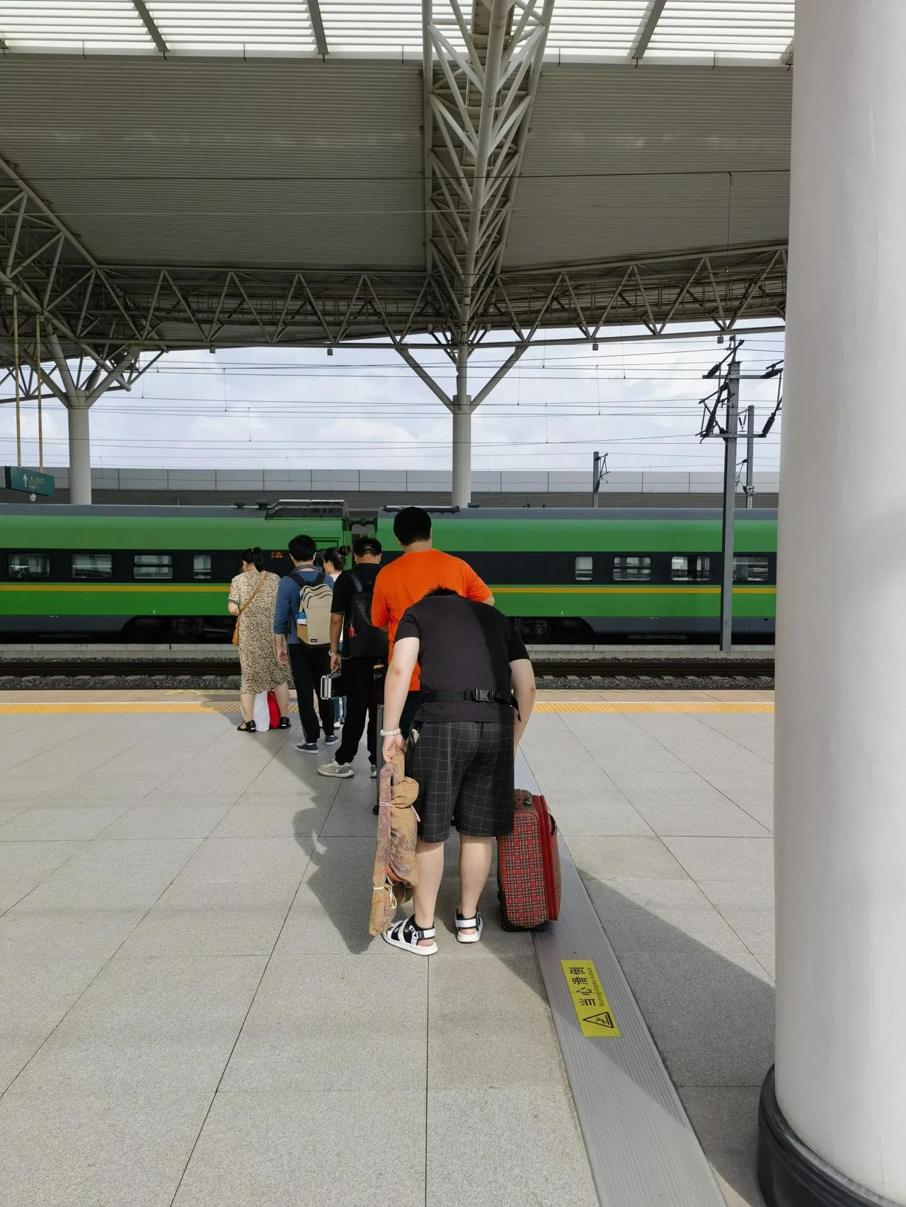 烈日炎炎等火车，人自觉的与柱子的影子站成一条线。