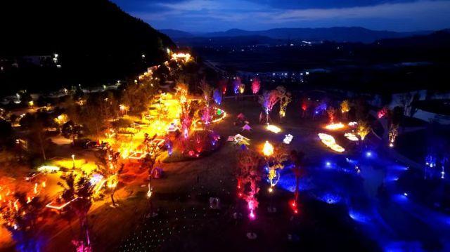 广元茅坪夜月湿地众多游客走进放松身心 随着夜幕降临，湿地星空民谣夜浪漫开启。民谣