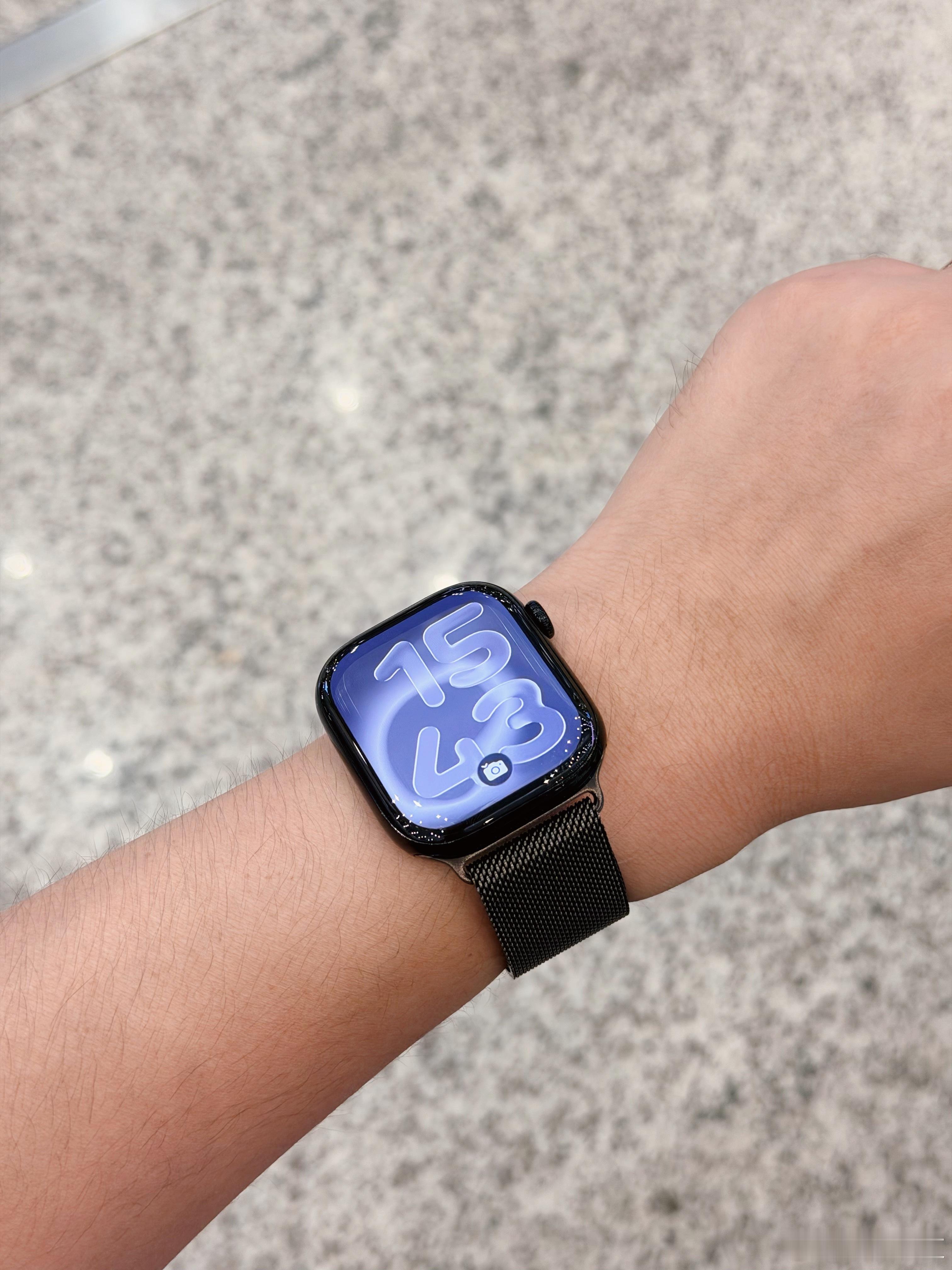 十分后悔今年的Apple Watch S11选配了不锈钢的米兰尼斯表带，是真夹毛
