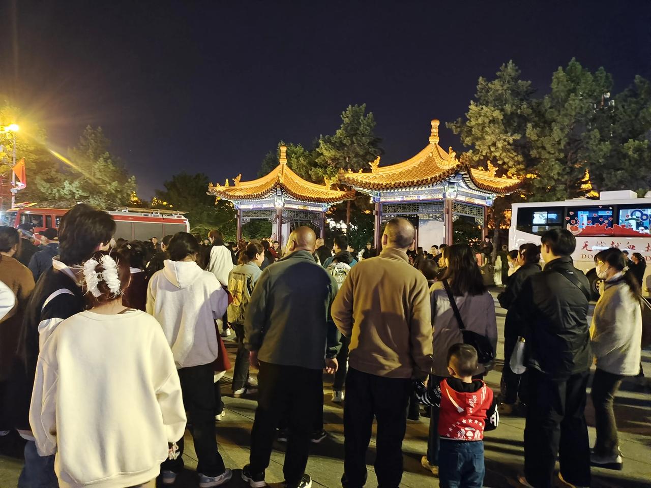 大召夜生活，大召广场的夜晚，确实人山人海。空中威亚秀很惊艳，充满动感与活力，文娱