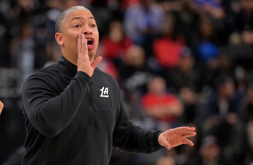 NBA常规赛，快船122-125不敌湖人。赛后，快船主帅泰伦·卢在接受采访时被问