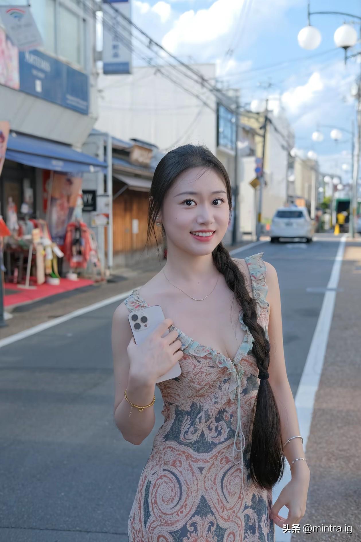 在东京的小巷里，把夏风与碎花裙的浪漫，都揉进这组胶片感的记忆里。慵懒的麻花辫随步