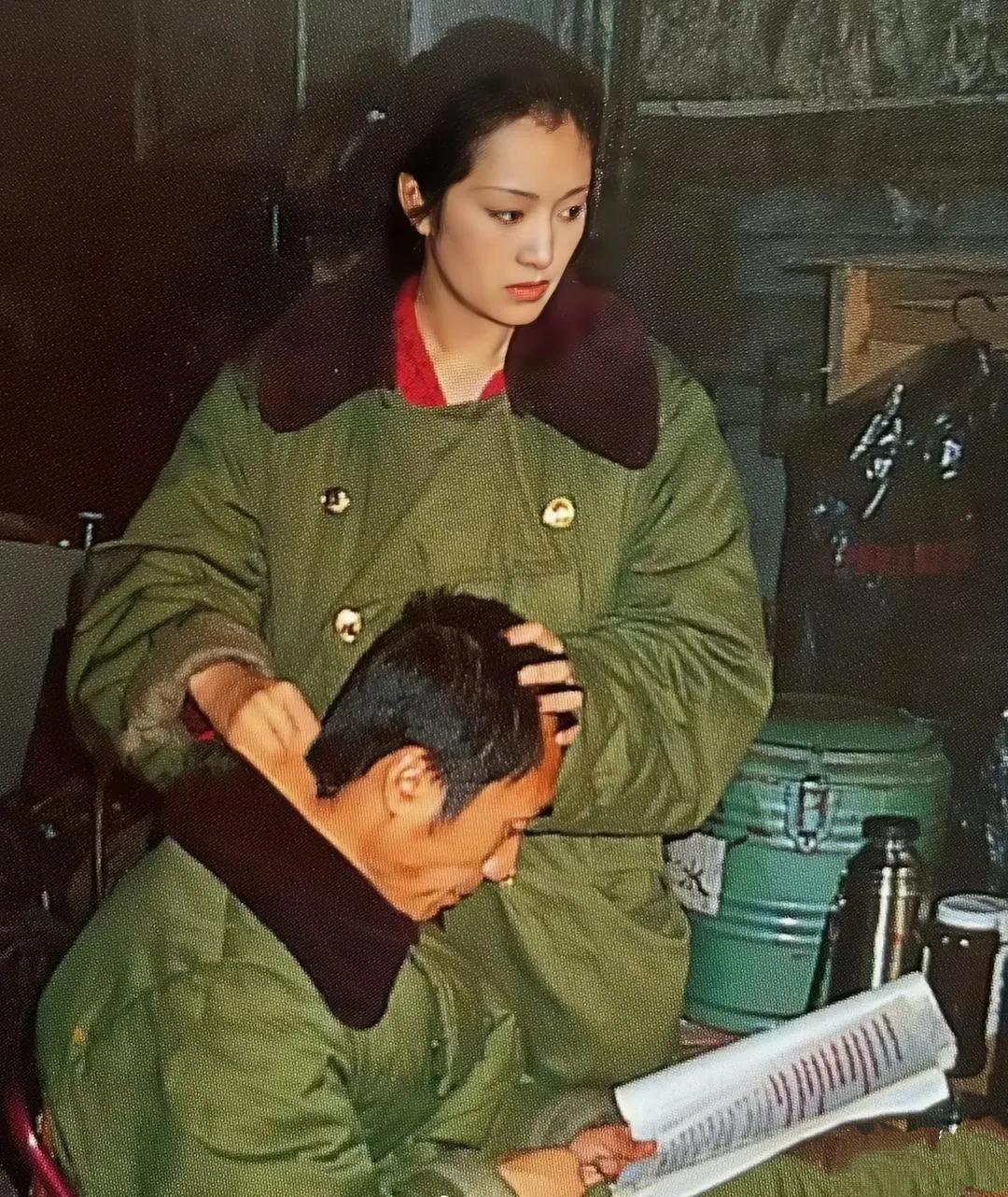 一身军大衣的巩俐在给张艺谋按摩！穿上军大衣的巩俐也难掩其娇美容颜，这是1987年