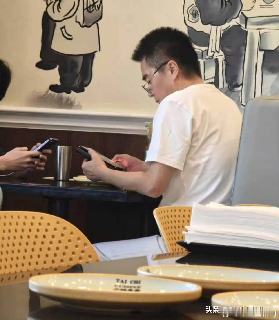 原来许亚军没有出席何晴的葬礼是有原因的，他不在

有网友偶遇许亚军在国外和小儿子