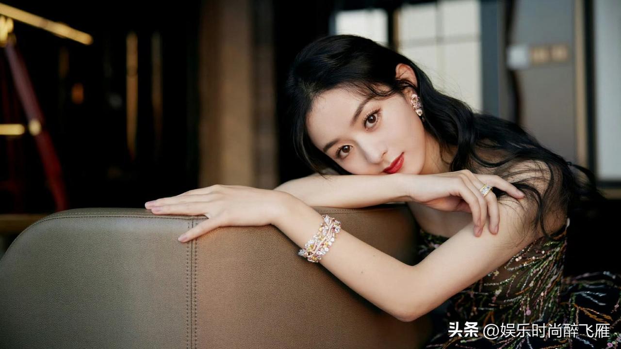 [玫瑰]赵丽颖的风格可塑性极强，无论是时尚造型穿搭，还是在影视作品中的人物塑造，