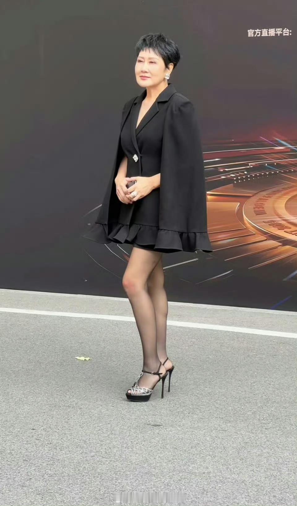 演员张凯丽今日参加公开活动，身材黑色西服套裙，造型简约又干练。穿着黑丝的双腿，腿