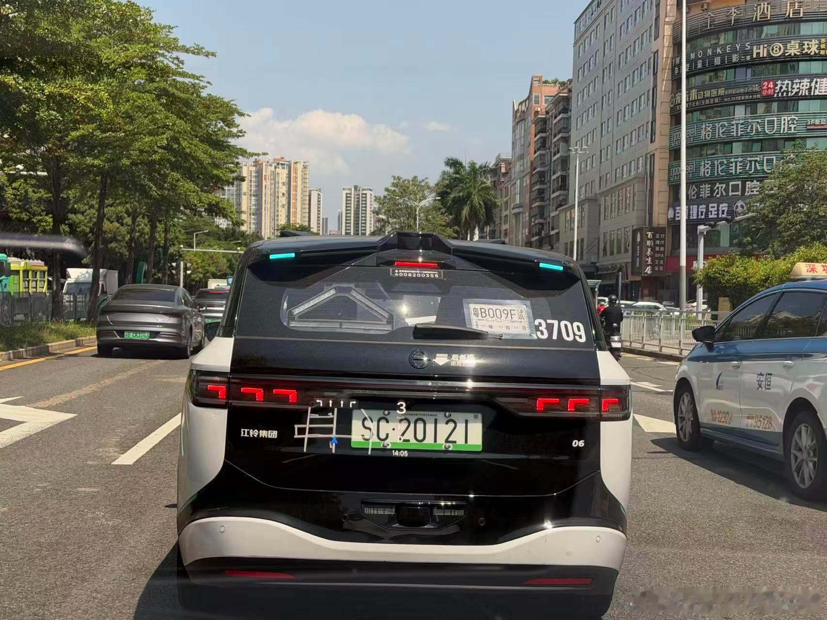 这是什么车这是什么牌好神奇的样子.这小蓝灯在顶上有意思