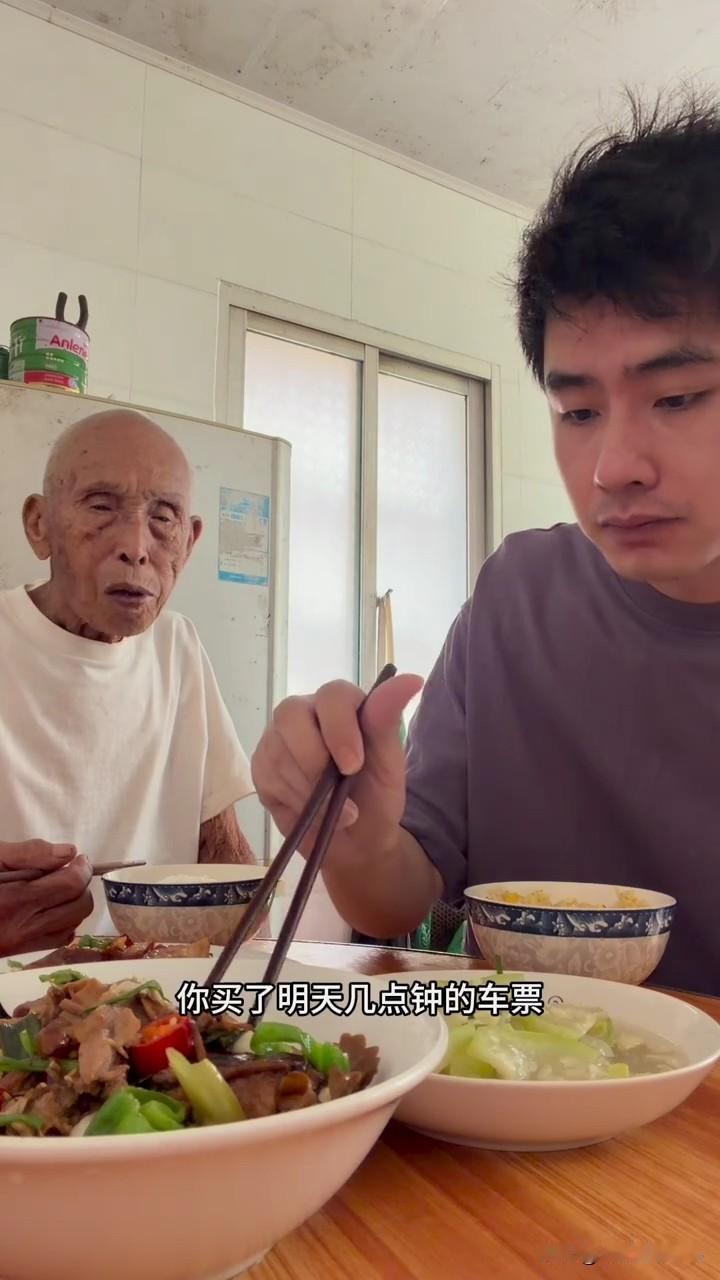 10月18日，黄凯更新vlog，并配文说道：“我上过的学校怎么不见了。”

黄凯