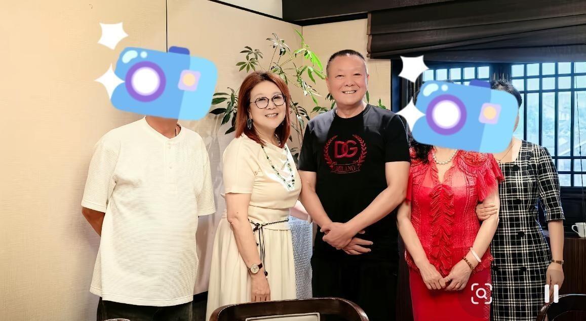 无锡街边那张合影挺魔幻——陈婷母亲一袭白裙、玉镯压腕，笑得松弛，旁边老头黑T恤高