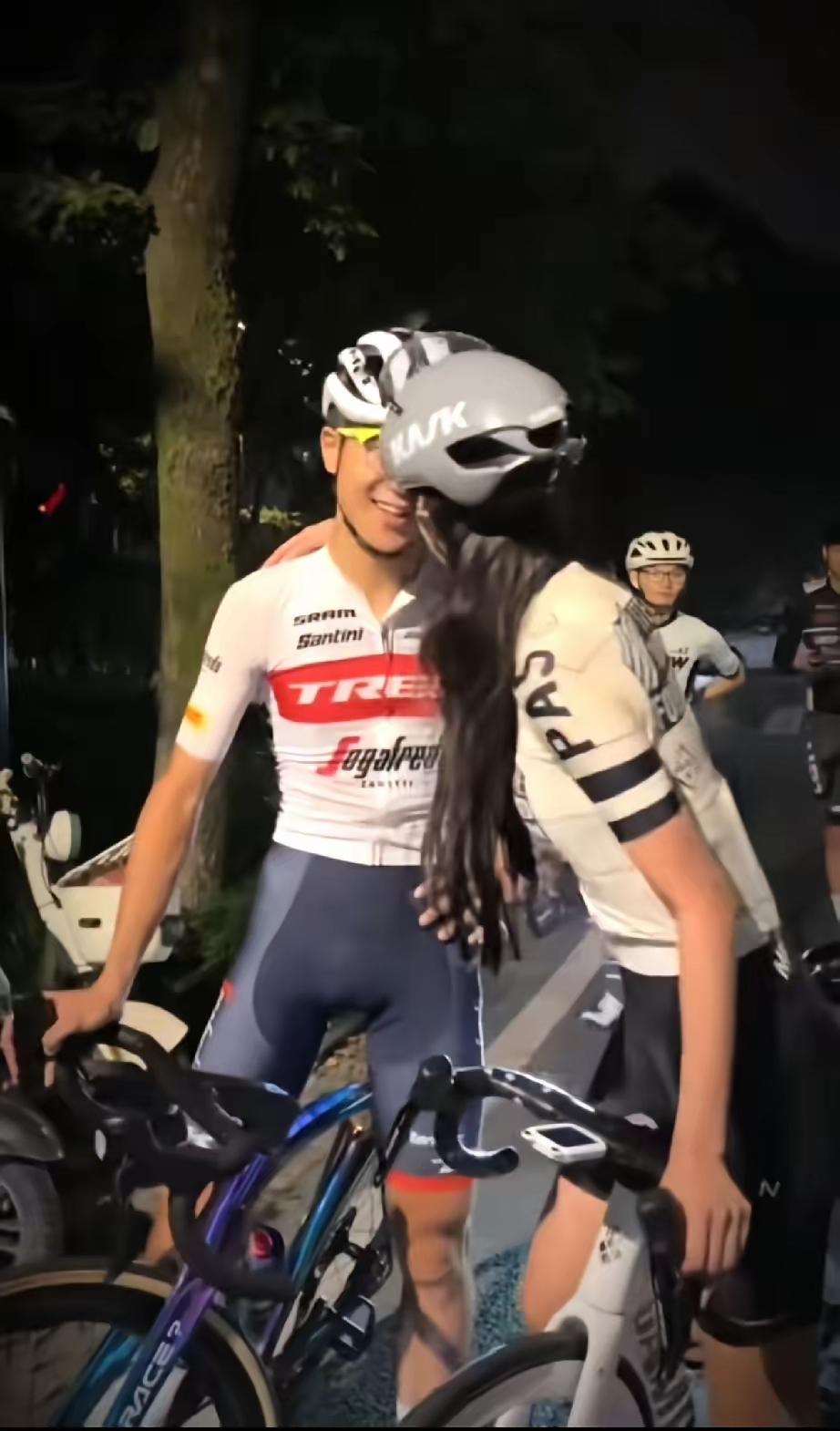 梁女士现状曝光，婚姻工作全丢了！
退婚没多久，梁女士就和鸟哥分开，她辞掉工作，去