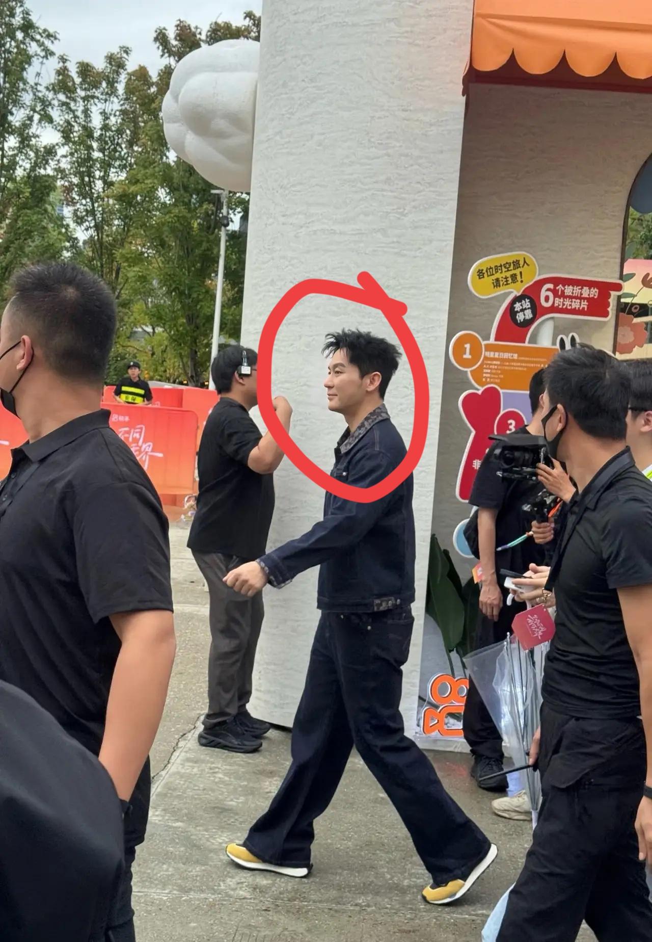 这是哪位明星啊，这么多的安保人员，气场这么强大