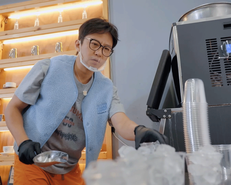 邓超把衣服借给观众穿邓超粤语表白大学生 真的太接地气了！看到穿短袖的观众怕着凉，