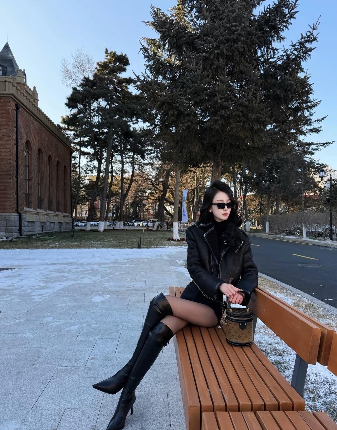 冬日穿搭指南：黑色皮衣+高筒靴，时尚又保暖