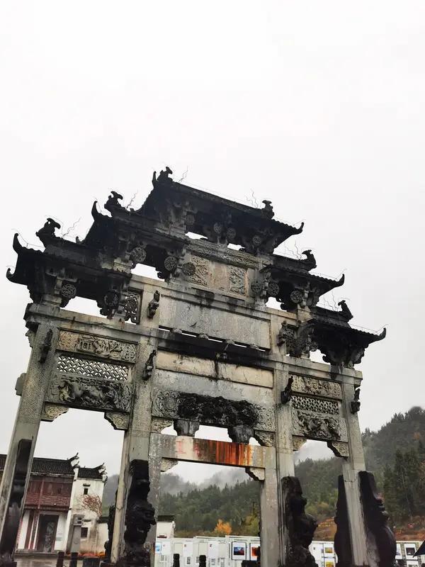 安徽黄山的西递村，那可是徽派建筑的典型代表，徽文化在这里体现得淋漓尽致。
西递村