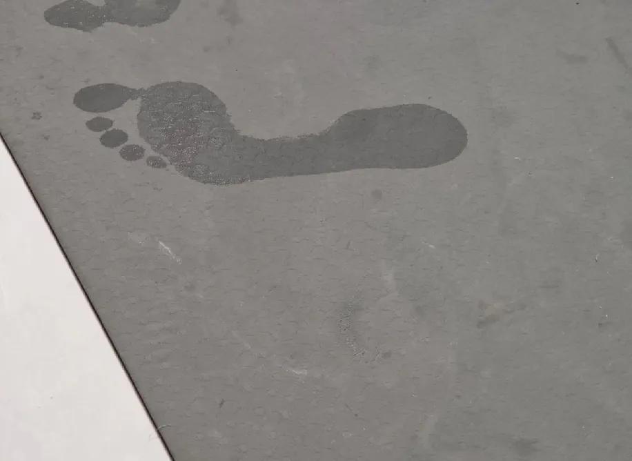 我妈洗完澡踩瑜伽垫上，直接印了个“标准脚掌标本”！
 
我盯着这脚印乐，妈你这脚