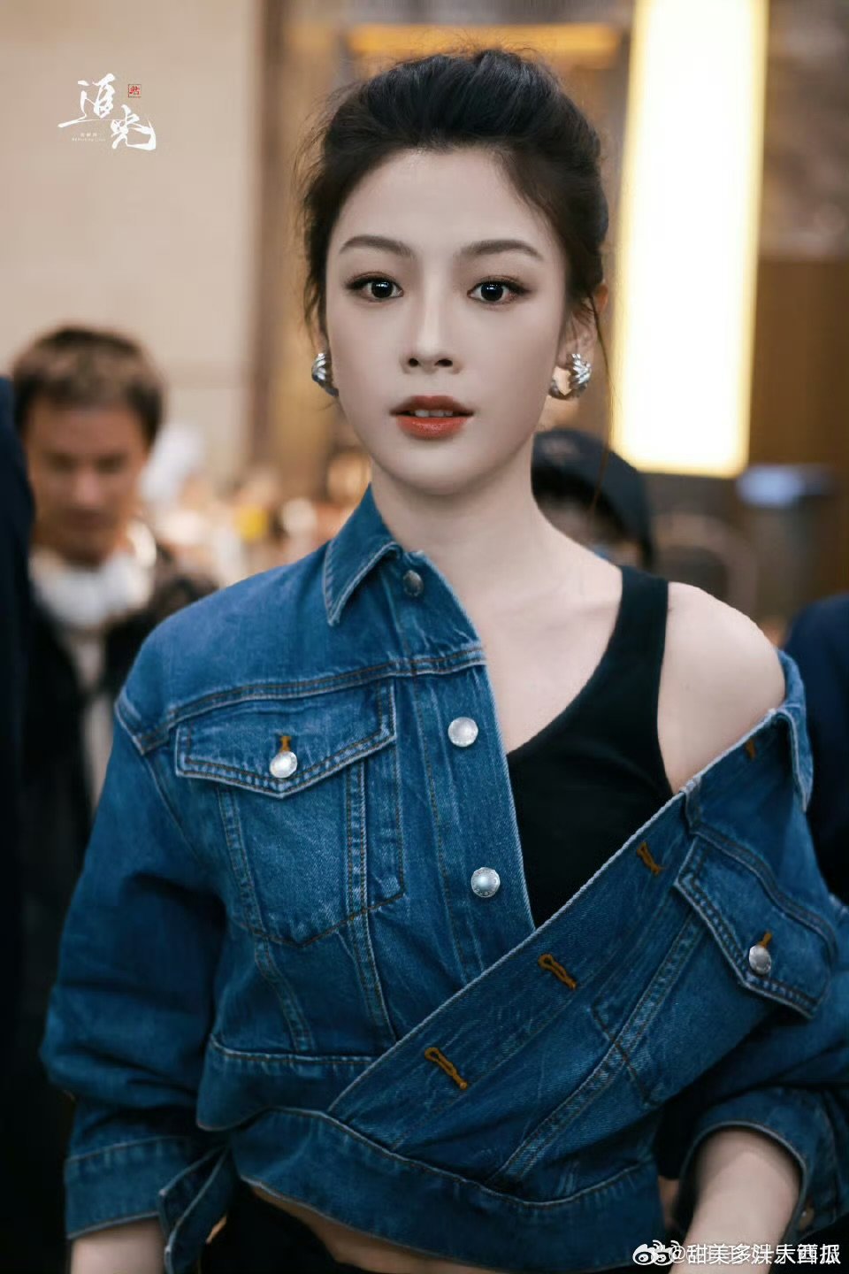 陈丽君浪姐露肩造型路透乘风2025陈丽君4月12日上班造型曝光，露肩装凸显时尚感