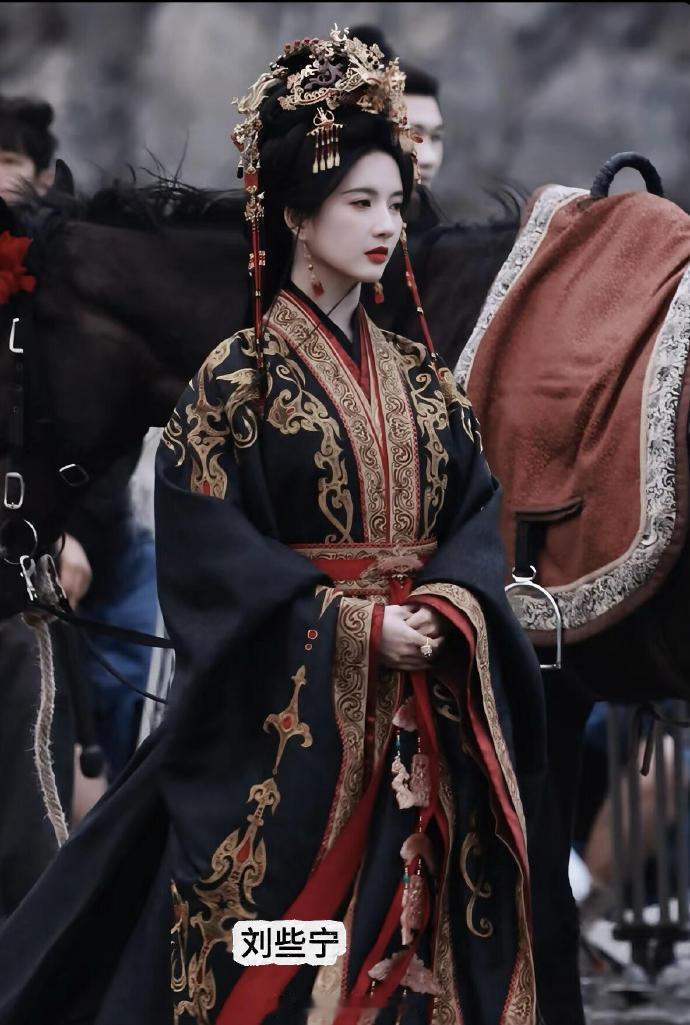 女演员暗色系王妃妆造 ​ ​​​