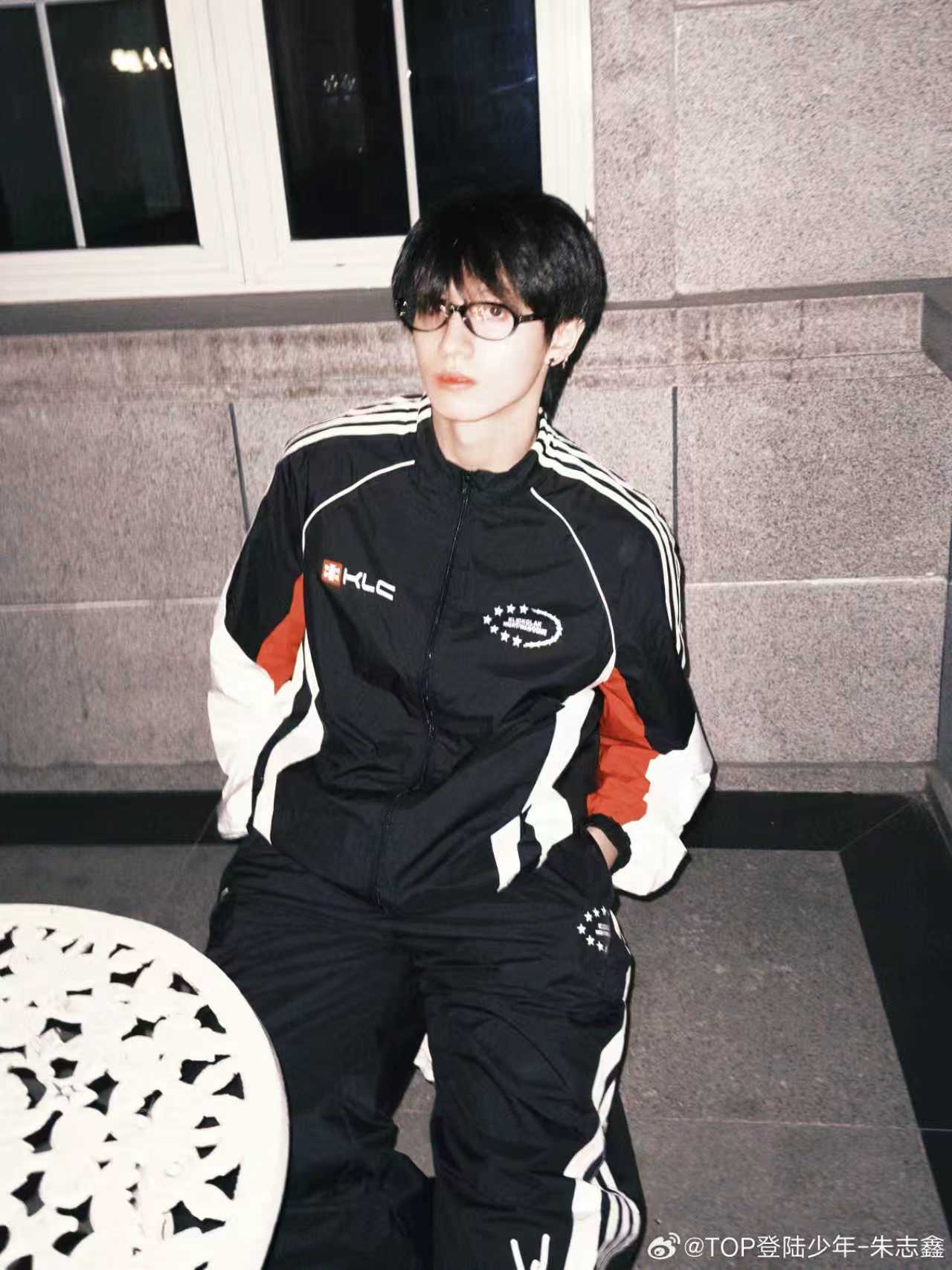 朱志鑫眼镜男神 朱志鑫最新随拍来啦！咱就说眼镜男神来的吧，不管戴什么款式的眼镜都