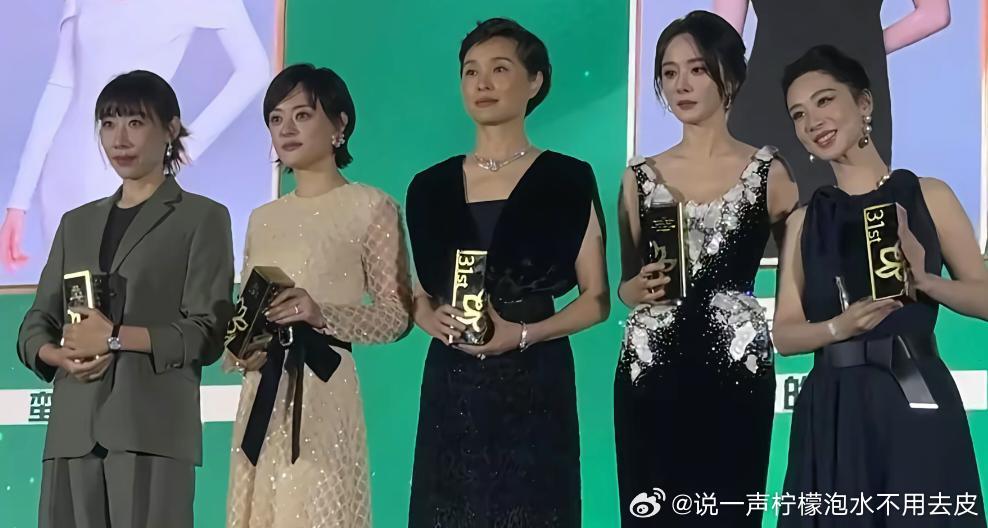 杨紫白玉兰视后白玉兰座位杨紫坐杨幂前面奖杯🏆只有一个。有人欢喜就有人愁，有人得