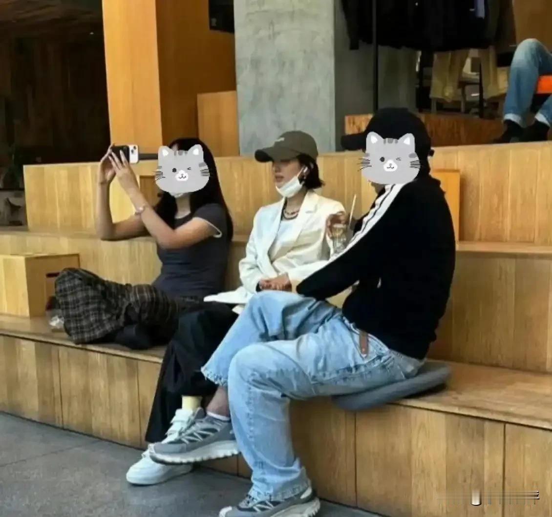 赵丽颖近日在上海南京西路被网友偶遇，身着白色西装搭配黑色阔腿裤和小白鞋，素颜状态