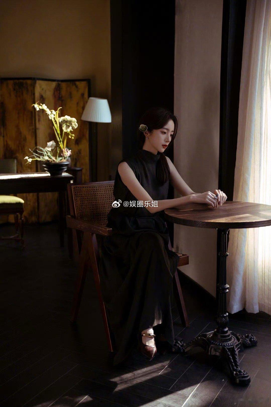 胡冰卿中式红唇美人 眉如远山含烟，眼若秋水盈盈，朱唇微启盈红，发髻低挽，素花在侧
