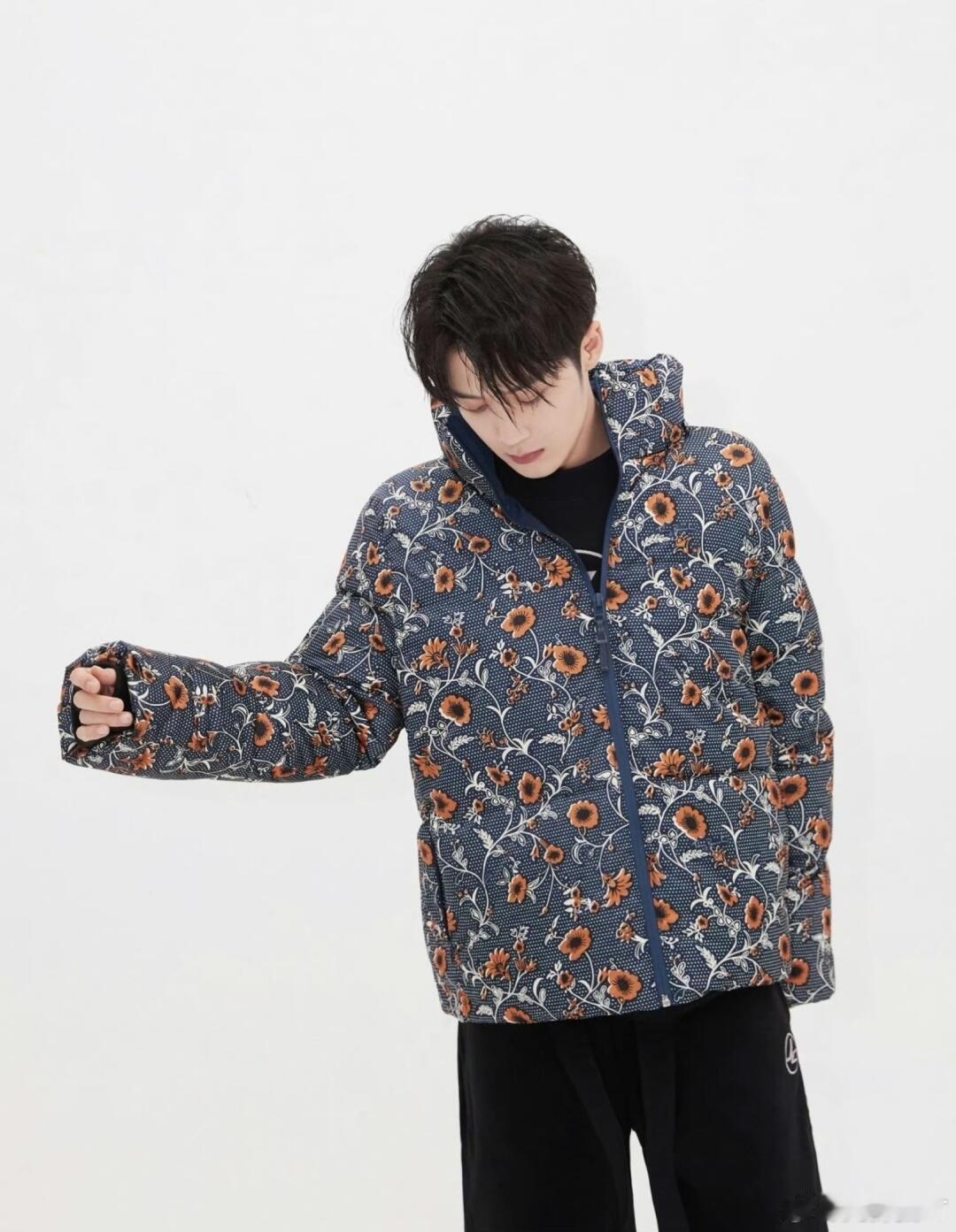 檀健次颜值太厉害了，这么花的衣服穿他身上还是这么帅 