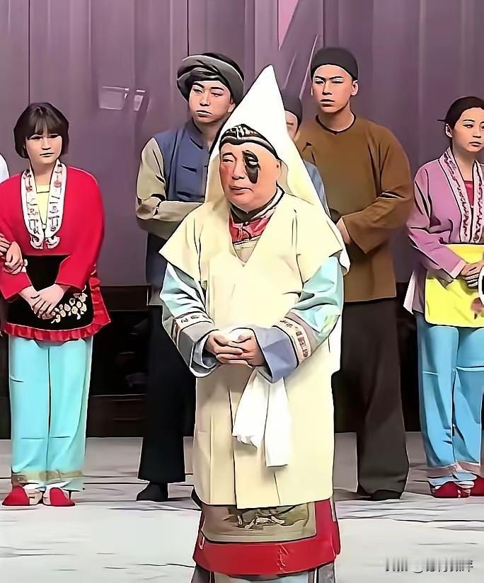 就这玩意，也不知道是怎么被捧成所谓的“拯救相声的艺术大师”。资本的市场炒作下，有