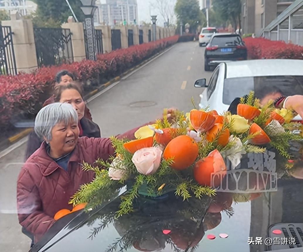 一言难尽！安徽淮南，一对新人结婚，为了喜庆，就在婚车上面布置了一些橙子和鲜花装饰