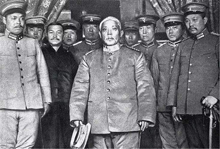 1916年6月6日，袁世凯在中南海居仁堂去世，死因是尿毒症，享年五十六岁。距他宣