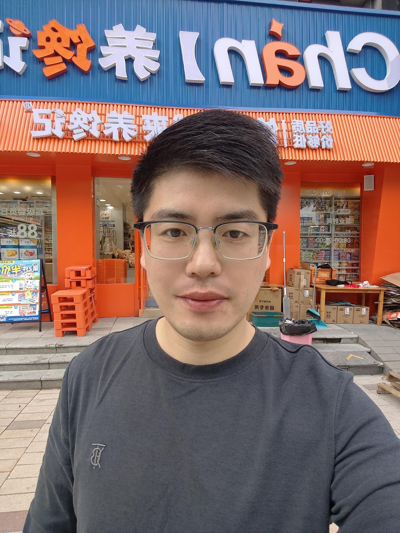 今天中午我在刷抖音
突然刷到我奶奶了
看到我奶奶在视频里晒太阳
和身边好几个老爷