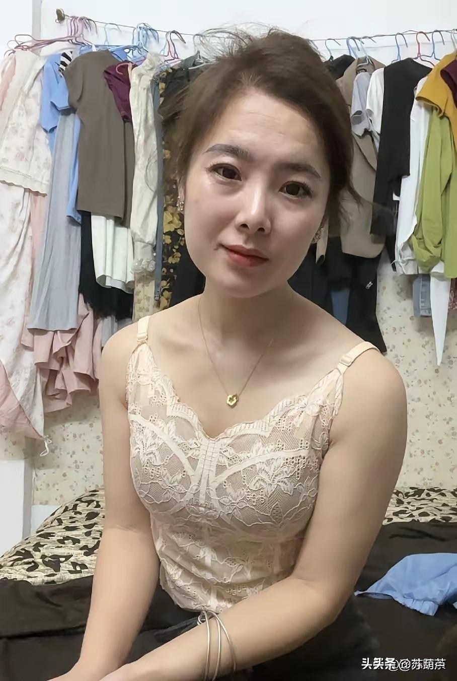 之前网上传的甘肃李女士都是美颜过的。下面这个才是更接近真人的。除去滤镜，李女士额