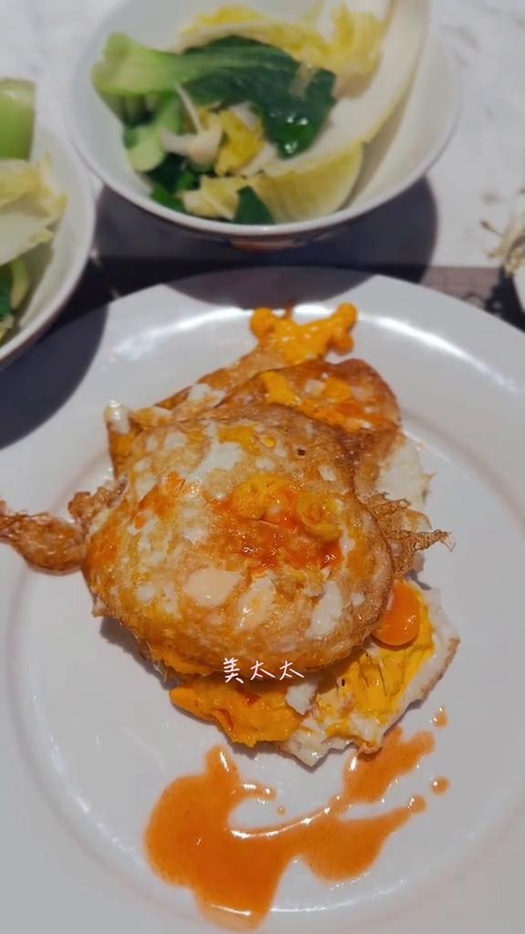 今天的早饭以吃草为主，清水涮蔬菜，再加一盘生的蔬菜，配几个柠檬，重点是高热量的煎
