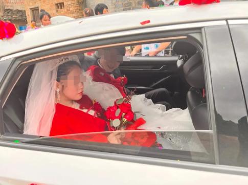 我舅妈前夫去世，她怀着孕二婚嫁给了我舅舅，外婆气的不跟舅舅说话，但是舅舅却把孩子