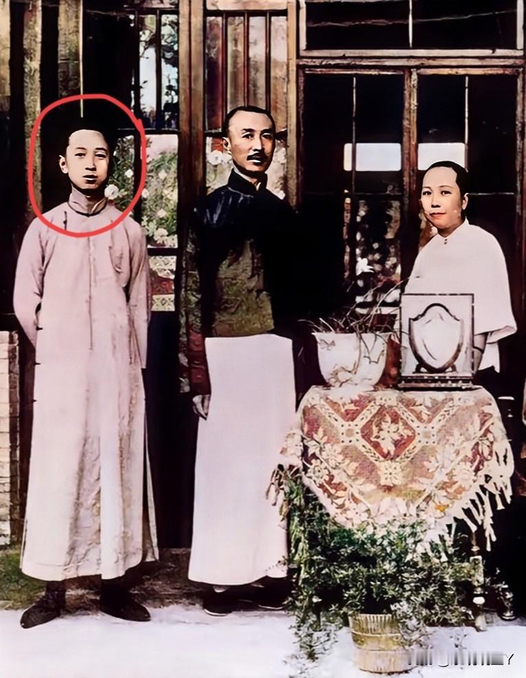 这是上世纪20年代末期，男孩与他的父母在杭州家中的珍贵合影，当时他的父母肯定不会