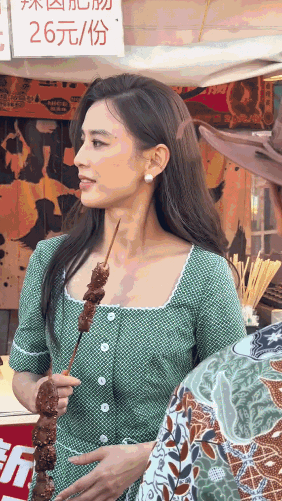 只有傻子才会相信女明星减肥靠什么食谱
黄圣依拿个肉串走三里地才吃一口
你三口一个