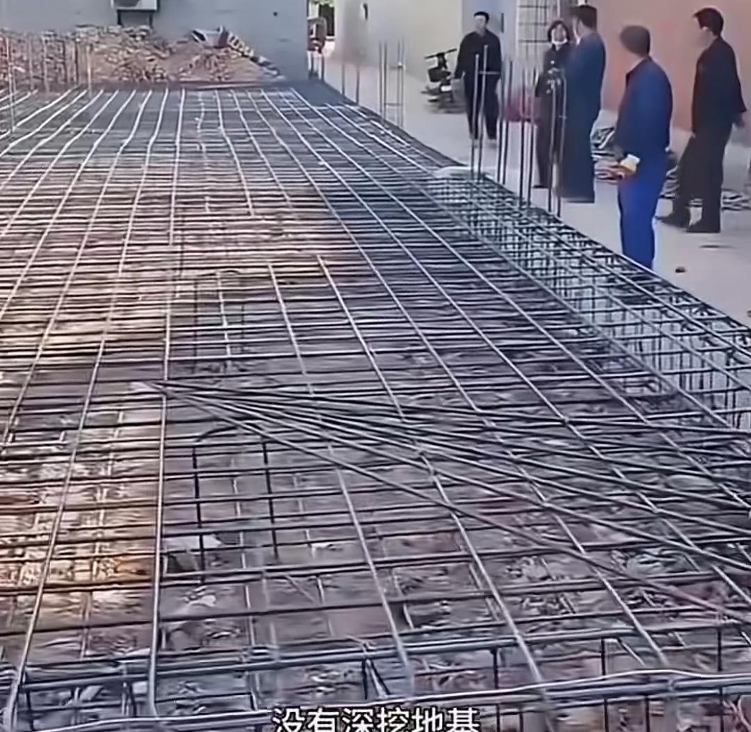 建房不深挖地基，满铺50cm钢筋能承受得住吗？
农村自建房施工一事引发广泛热议。