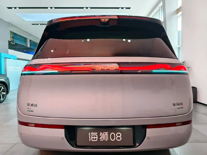 定位一台偏向家用的中大型SUV，可以根据家庭需求选择五座或者六座版本，车内空间开