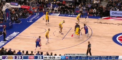 活塞只会打内线，湖人看来要重点防守一下，防守缩一缩。湖人vs活塞