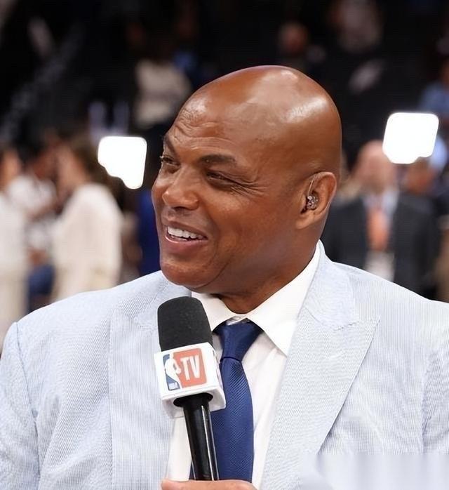 巴克利开炮了 前NBA球员巴克利在一档节目中谈到了追梦格林在的未来，说得那叫一个