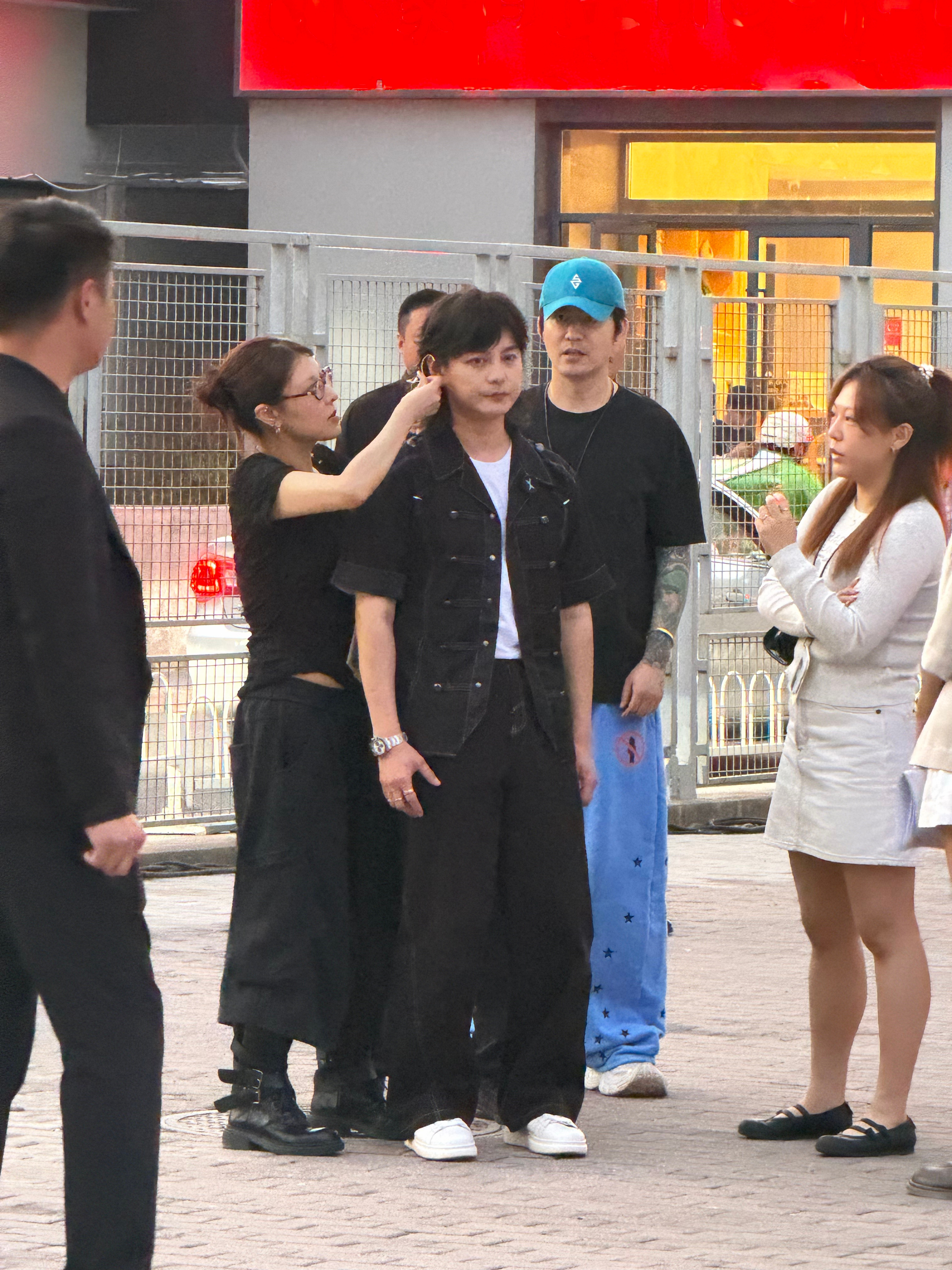 大长头发来啦小鹏G9L今晚上市 尹正现身小鹏G9L发布会尹正[超话]  ​​​​