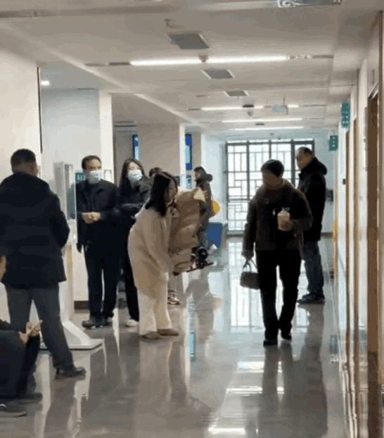 有一说一，出门在外，这个确实比轮椅轻便多了！