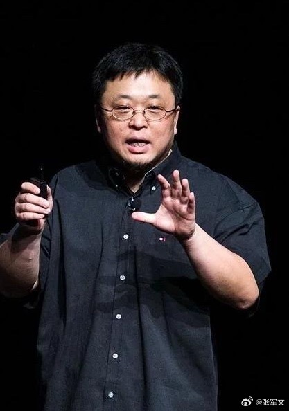 老罗这句“不配上天堂”骂得真解气，但也真扎心。📺给家里老人换电视这事儿，我算是