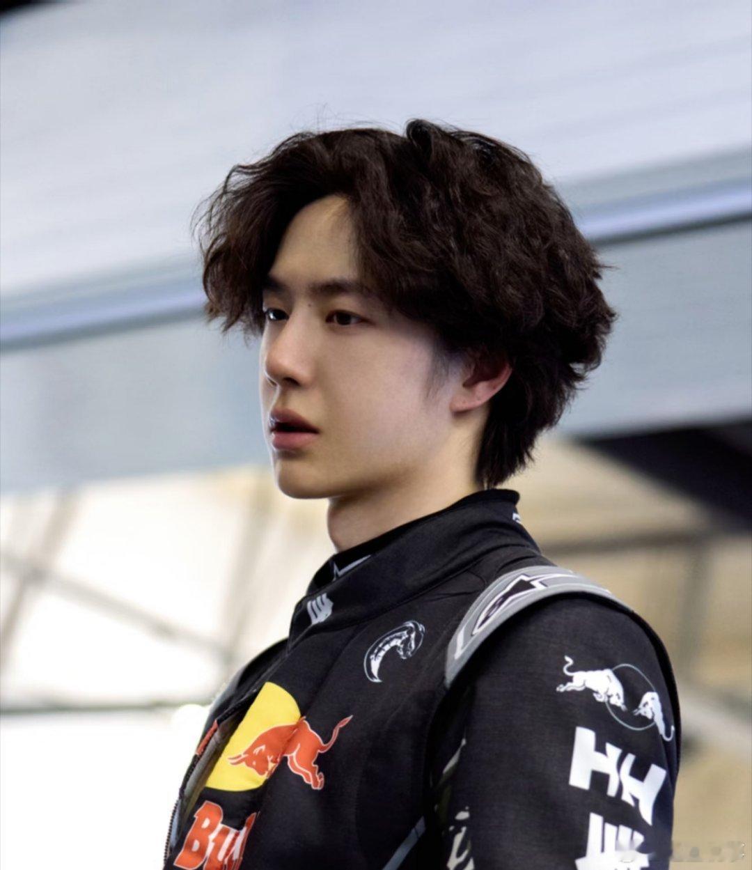 在F1里做梦也能笑醒吧 谁能拒绝和85号赛车手王一博在同一条赛道上快乐啊！🏎️