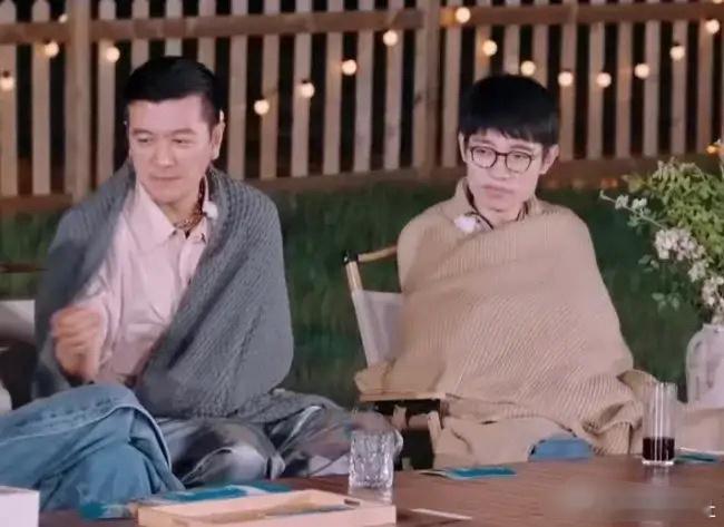 《再见爱人》的剧本也太明显了，杨子传小抄卡片都拍出来了，跟做贼一样伸手去拿，反应