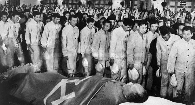 毛主席遗体为何至今仍旧栩栩如生？韩伯平揭露真相，不只是药水作用。
韩伯平这个人，