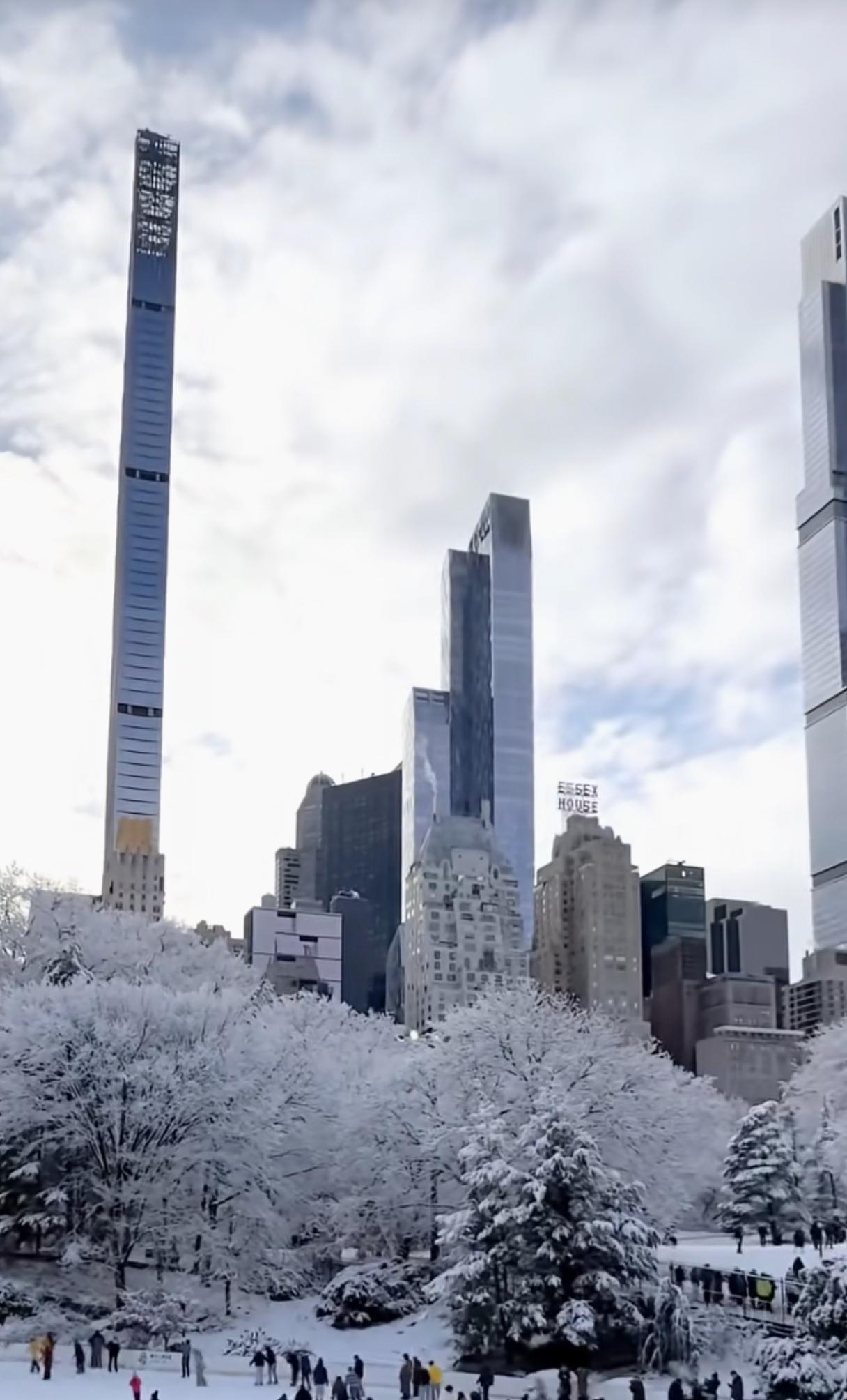 2025年的第一场大雪降临纽约，我有幸见证了这一美景。头天晚上气温就降到零下3℃