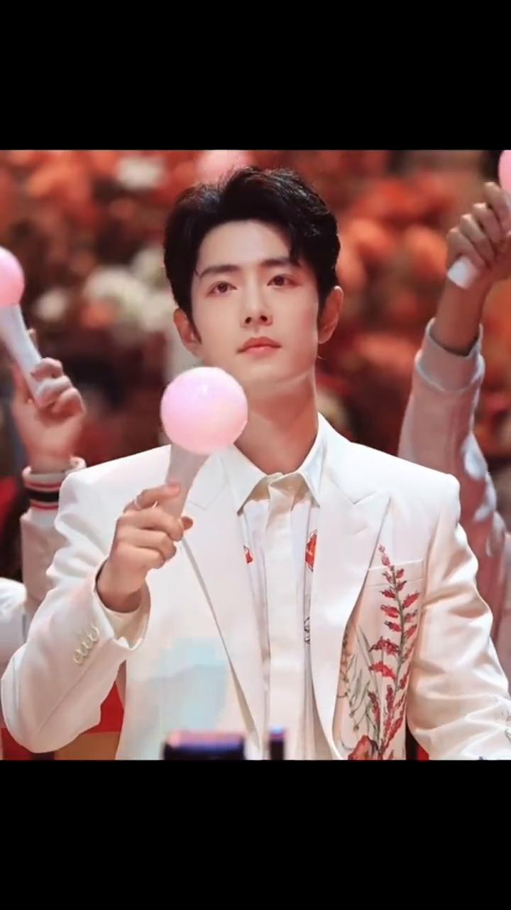 我说笑，咱就笑，明白了吗？预备，三二一笑。这是一个小好玩，现在来一个中好玩，笑的